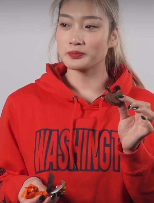 说到影片的叙事逻辑，宁浩再三提及与刘慈欣的合作意义：;我和刘老师一起把《乡村教师》中的荒诞感无限放大，然后用最市井的部分与外星文明碰撞，最后产生一个非常特别的中国叙事方式
